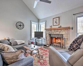 Less Than 1 Mi to Jack Frost Lake Harmony Townhome! - Lake Harmony - Living room