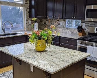 Beautiful 3Bd/4bath Vacation Home- Minutes From Park Meadows! - Lone Tree - Kitchen