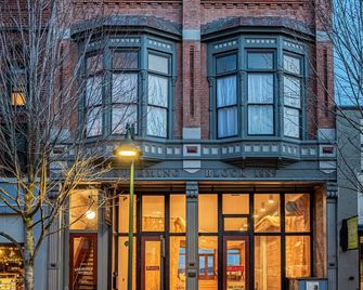 Historic Water View Room overlooking The Bay with private balcony - Port Townsend - Building