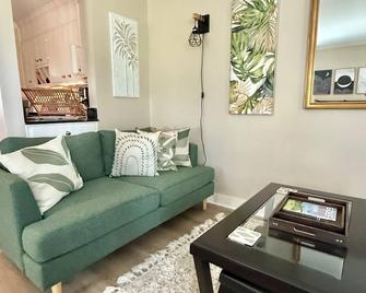 Tee for 2 on the 18th hole in Daphne! - Daphne - Salon