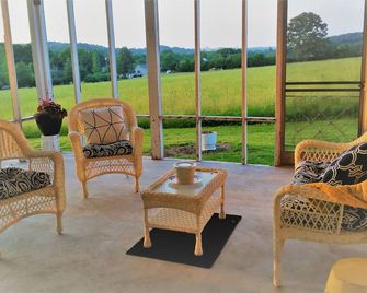 Charleston Manor -Large farmhouse sleeps 8 and pet friendly. - Charleston - Patio