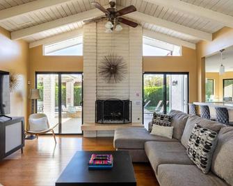5 Bed Araby Estate Views, Pool, Game Rm, Ev Charge - Palm Springs - Living room