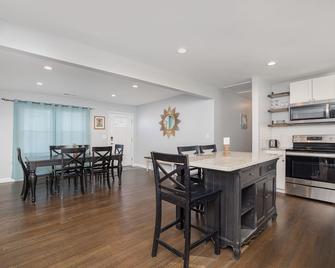 Spacious Matthews Getaway | Large Patio, Parking - Matthews - Restaurant