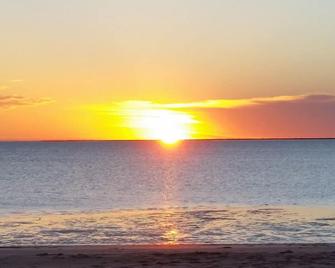 Smoky Bay Holiday House\nCosy, Quiet end of the town, relax, close to the beach.\n - Smoky Bay