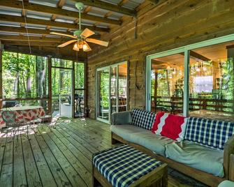 The Coop Robbinsville Cabin with Screened Porch! - Robbinsville - Obývací pokoj