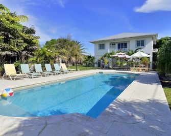 Cottage with Pool and Boat Dockage just minutes to Key West! - Cudjoe Key - Pool
