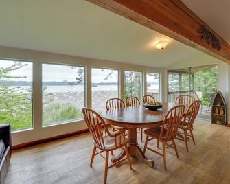 Cozy Beachouse View and Deck, Steps from Skagit Bay - La Conner - Dining room