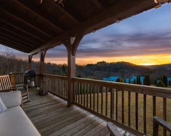 High Country Log Cabin|Hiking|Gas Logs|Vineyards - Meadows of Dan - Balcony