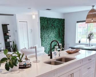 Spacious and fully renovated home, free parking - Naples - Kitchen