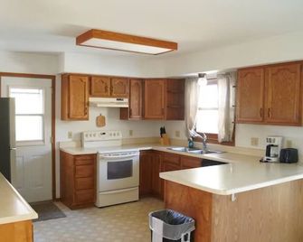 Pine Lakes Family Fun Haven | Lakeside Cabins, Pools & Waterpark Access - Pittsfield - Кухня