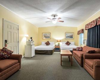 Econo Lodge Inn & Suites - Tilton - Bedroom