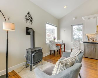 Scenic and Cozy Sweet Northern Comfort in Homer! - Homer - Living room