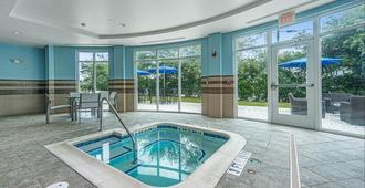Holiday Inn Express & Suites Charleston Arpt-Conv Ctr Area - North Charleston - Pool
