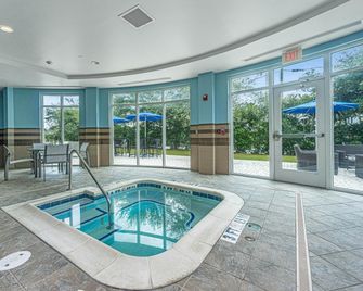Holiday Inn Express & Suites Charleston Arpt-Conv Ctr Area By IHG - North Charleston - Pool