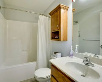 Family-Friendly Lansing Home With Covere - Lansing