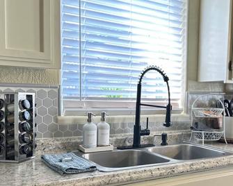 Near Downtown- Kitchen-washerdryer-parking - Medford