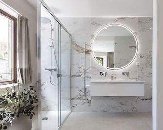 Hôtel et Restaurant La Bastide Bourrelly - Mathias Dandine - Cabriès - Bathroom