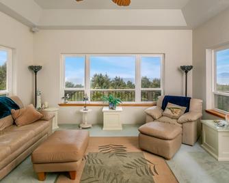 Epic ocean views w/easy walk to beach from this pet-free private retreat! - Gold Beach - Living room