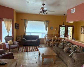 Privately gated Home/5 Acres, Private Tennis Court, Great Mtn. Views, Nature! - Marana - Obývací pokoj