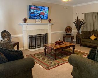 Charming 3 Bedroom Home in the Heart of Rocky Mount - Rocky Mount - Living room