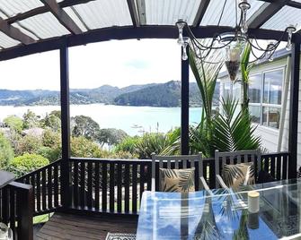 Large Holiday Apartment overlooking the harbour - Whangaroa - Living room