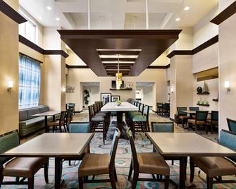 Hampton Inn & Suites Atlanta Airport West Camp Creek Pkwy - East Point - Restaurante