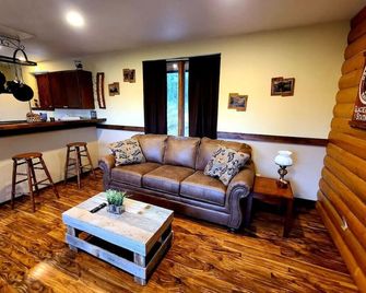 Km Ranch Hideaway Cabin - Whitefish - Living room