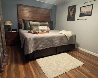 Rustic Adirondack Retreat on Tripp Lake - Chestertown - Slaapkamer