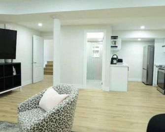 Spacious 2-Bed-Room near Yonge & Major Mackenzie - Richmond Hill