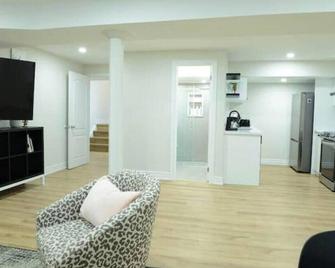 Spacious 2-Bed-Room near Yonge & Major Mackenzie - Richmond Hill - Living room