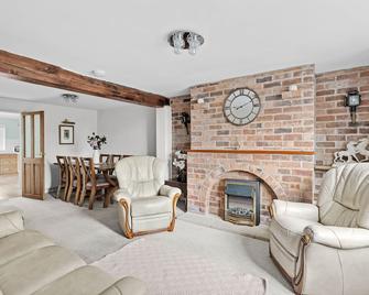 Wheelbarrow Cottage - Evesham - Living room