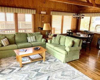 Cabin 2 at Cedar Key - Serene waterfront setting/No wake cove/Dog friendly! - Huddleston - Sala de estar