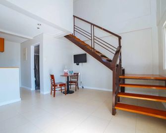 RedDoorz Plus near Capitol Commons - Pasig - Escaleras