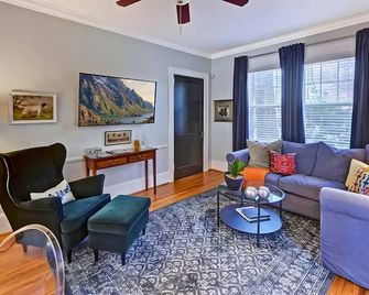 The Home Collection: Historic Step-Free 2br, Pet Friendly & Close to Atrium Cmc - Charlotte - Living room
