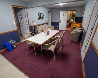 Peaks Lodge - Revelstoke - Dining room
