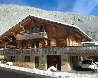 Superb chalet: 50m to ski lift. 6 large bedrooms, sleeps 12, sauna & steam rooms - Saint-Jean-d'Aulps - Edificio