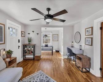 أركاديا هاوس - كولورادو سبرينغز - غرفة معيشة