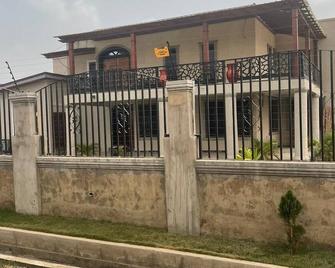 Guest House with Generator - Afienya - Edificio