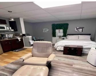 Spacious Studio Gem! North of Atlanta Basement Apartment Free Wi-Fi - Lilburn - Bedroom