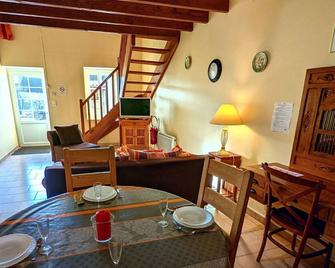 Gite Salles-Lavalette, 1 bedroom, 4 persons - Salles-Lavalette - Comedor