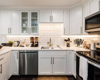 Modern hideaway in Logan Utah with changing sand table. - Logan - Cucina