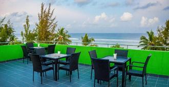 City Beach Hotel - Malé - Balcón