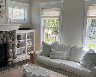 3 bedroom home in Edgartown, steps from bike path and island bus. - Edgartown - Pokój dzienny