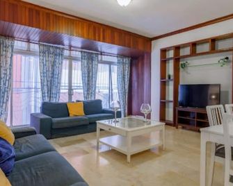 Apartment in Piantini Sleeps 12 - Santo Domingo - Olohuone