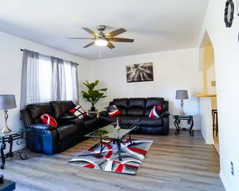 Home away from Home--Conveniently located in a quiet place - Goldsboro - Living room