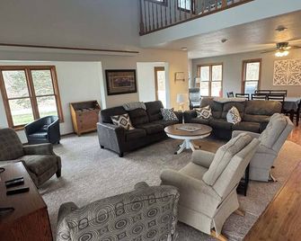 Private Country Retreat Near Downtown La Crosse - La Crescent - Living room