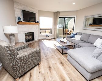 Beach View Condo with Heated Pool at Seascape Beach Resort - Aptos - Obývací pokoj