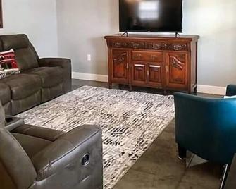 Pioneer Village-Goldenrod Cabin-3 Blks To Merc - Pawhuska - Living room