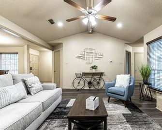 Flintwood Mac - Lubbock - Living room