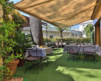 Hôtel Petit Palais - Nice - Patio